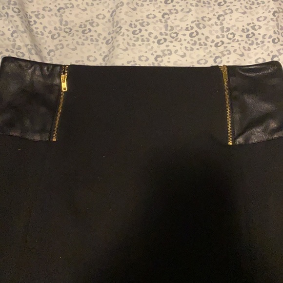 Saks Fifth Avenue Black Stretch Skirt - 10 - Picture 2 of 4